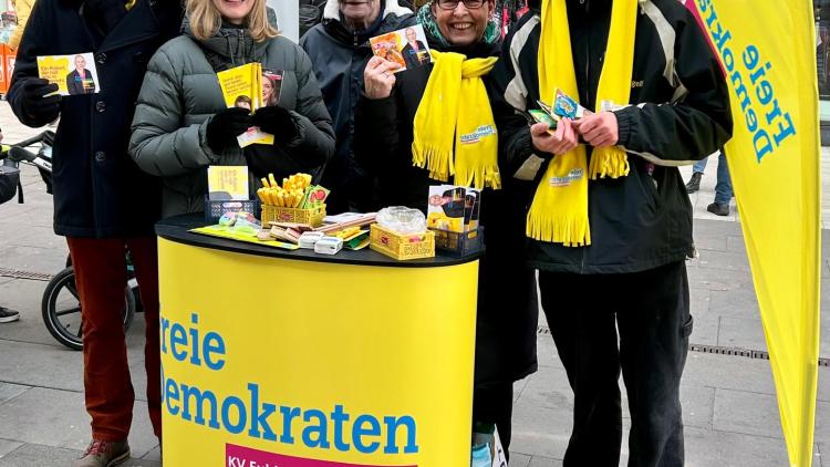 Team FDP Fuhlbüttel-Langenhorn mit der Hamburger Spitzenkandidatin für die Bundestagswahl Ria Schröder