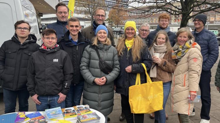 FDP-Infostand mit Ria Schröder, Hamburger Spitzenkandidatin zur Bundestagswahl 2025